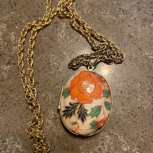 Vintage Gold tone pendant Necklace